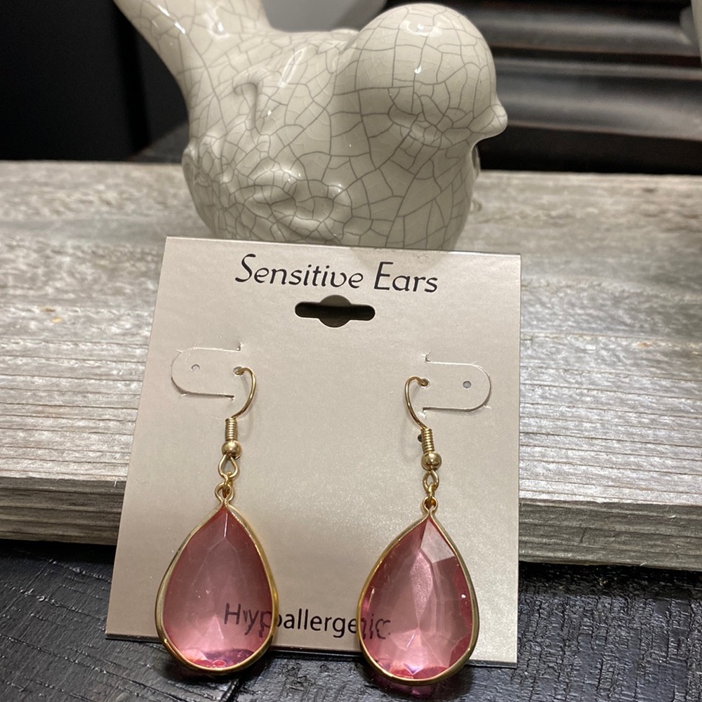 NWOT Sensitive Ears Gold Tone & Pink Water Drop Earrings!